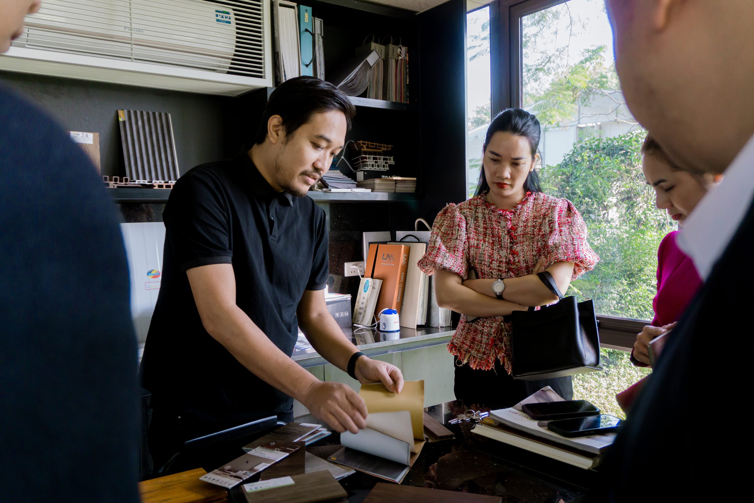 Nhà thầu và khách hàng cá nhân cùng thảo luận về giải pháp xây dựng nhanh tại khu vực tư vấn của Siêu thị nhà lắp ghép