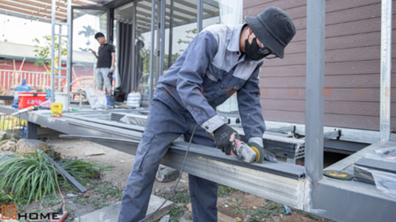 Đội ngũ thi công DSDHome tiến hành lắp ráp và hoàn thiện nhà lắp ghép