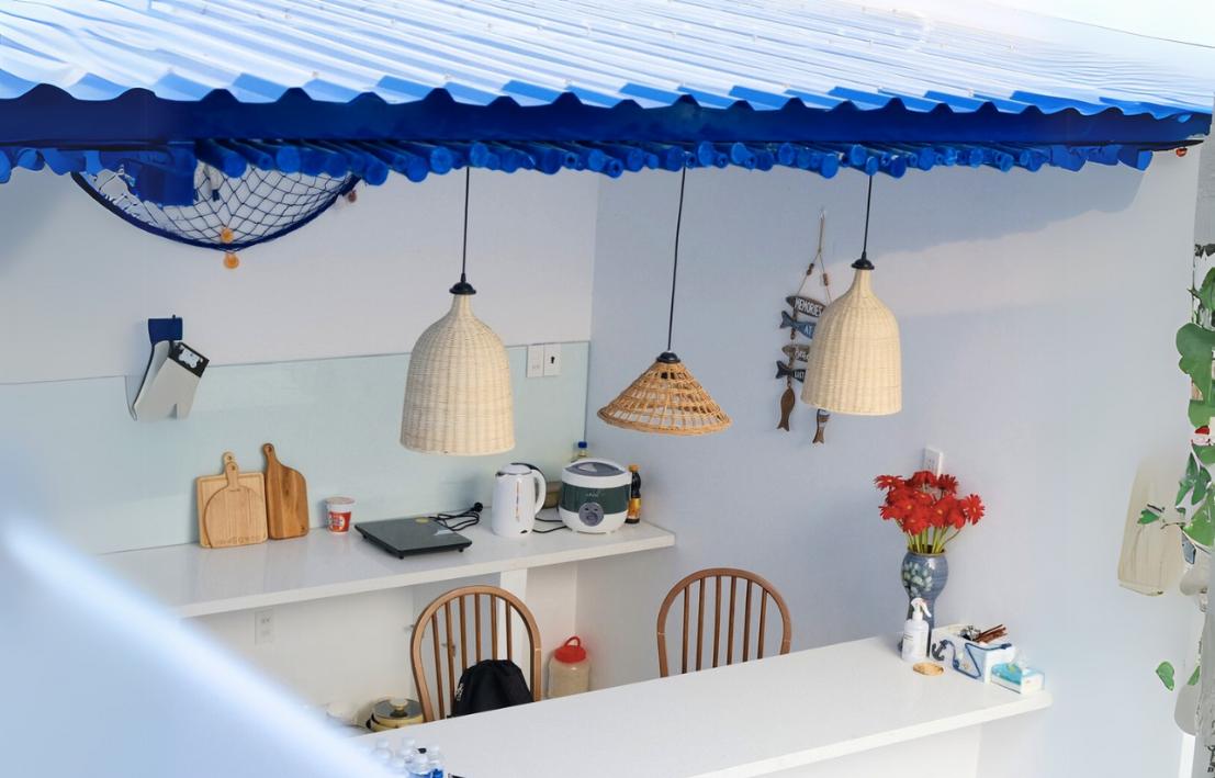 Uptrend Homestay có tone màu xanh và trắng chủ đạo, màu đặc trưng của phong cách Santorini