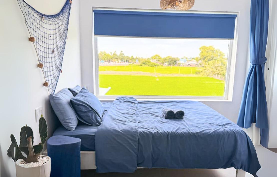 Phòng cửa sổ nhìn ra đồng lúa của Uptrend Homestay Phước Hải
