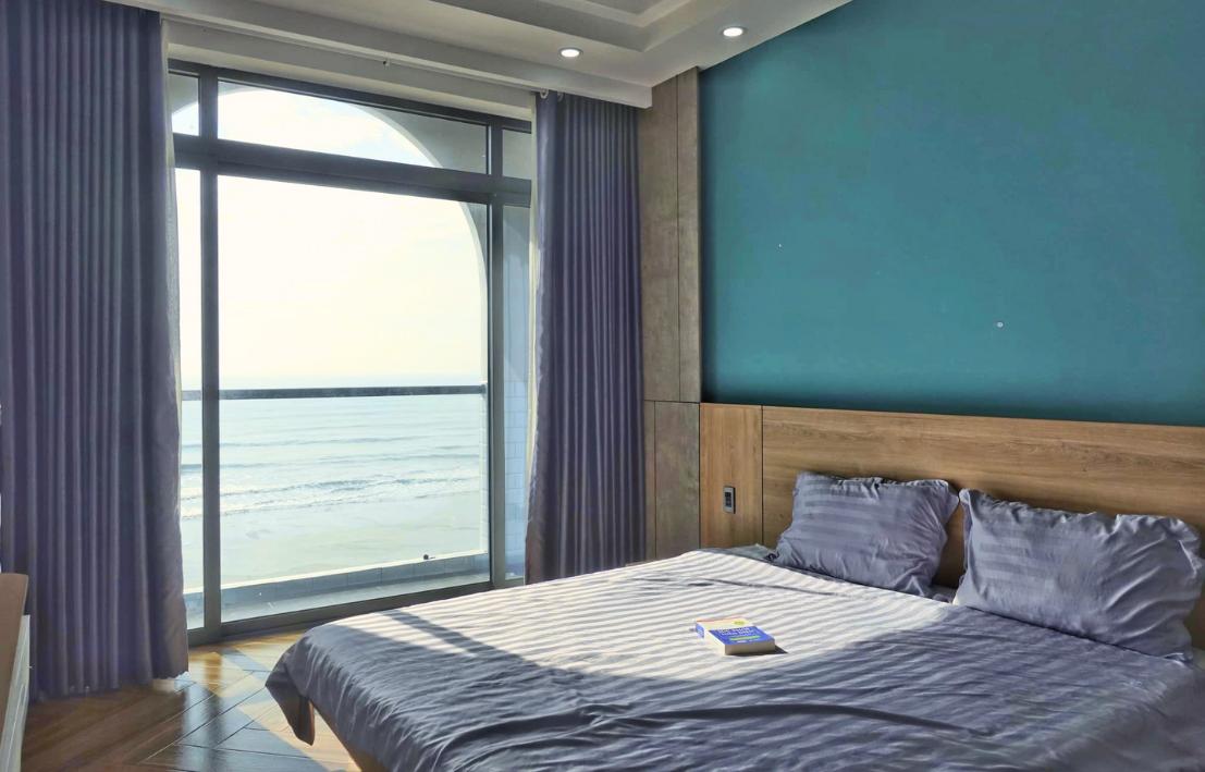 Phòng được trang bị đầy đủ tiện nghi, có Bồn tắm Massage cùng với ô kính nhìn ra biển cực chill.