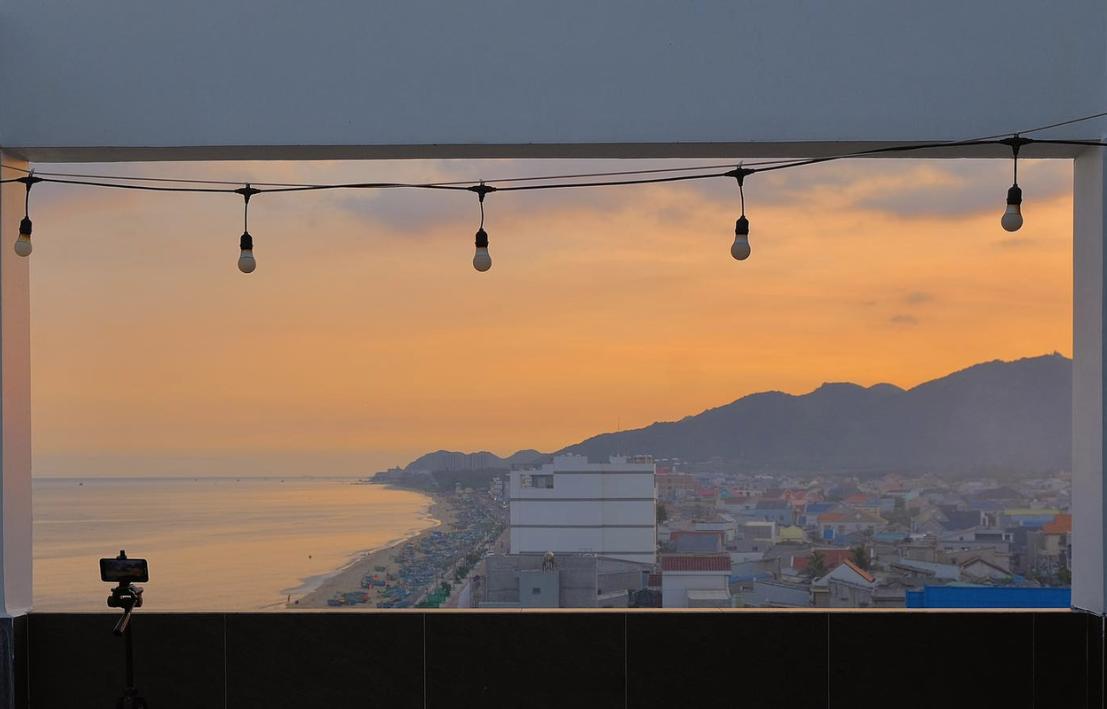 Đặc biệt Home có sân thượng ngắm Bình Minh và cả Hoàng Hôn siêu chill, check in sống ảo thoải mái.