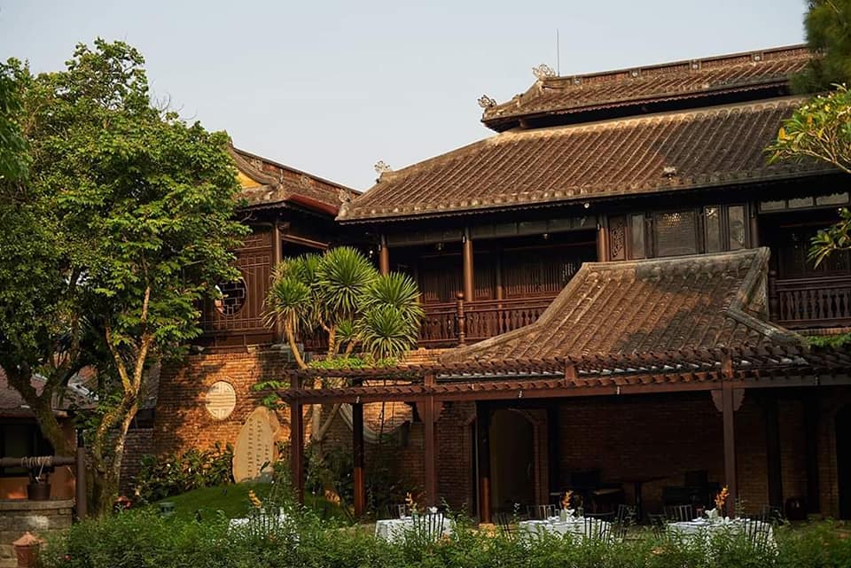 Nhà Rường được xây dựng từ gỗ quý (Lim, Mít) với kỹ thuật ghép mộng tinh xảo, thể hiện giá trị nghệ thuật và kỹ thuật