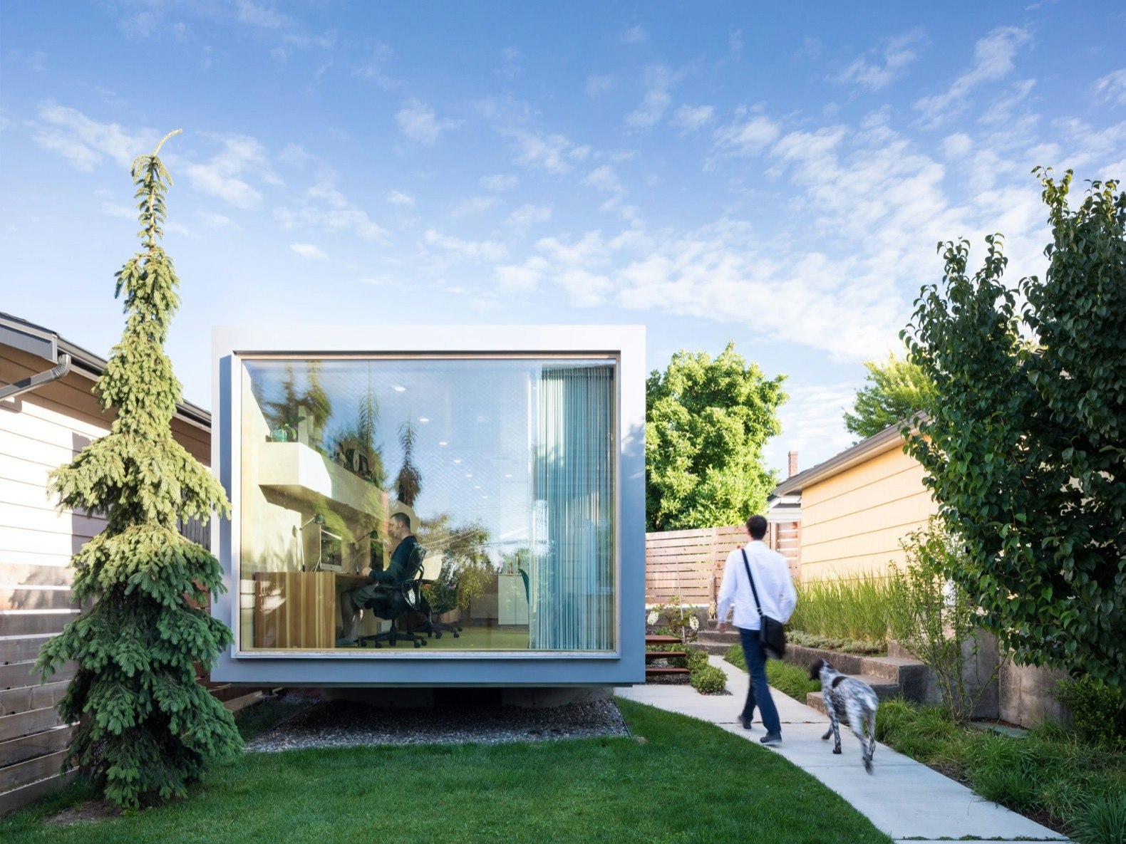 Không gian phòng đọc sách sân vườn yên tĩnh sử dụng vật liệu nhà khung thép nhà tiền chế.